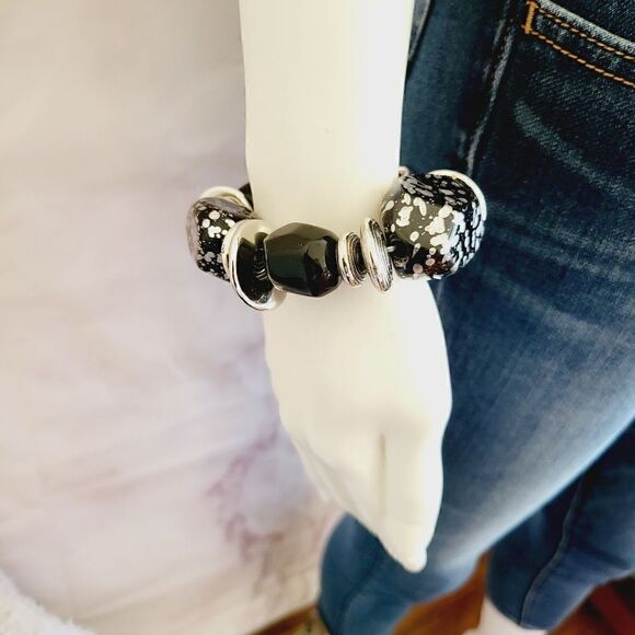 New in package adjustable lightweight bead bracelet - Picture 5 of 6